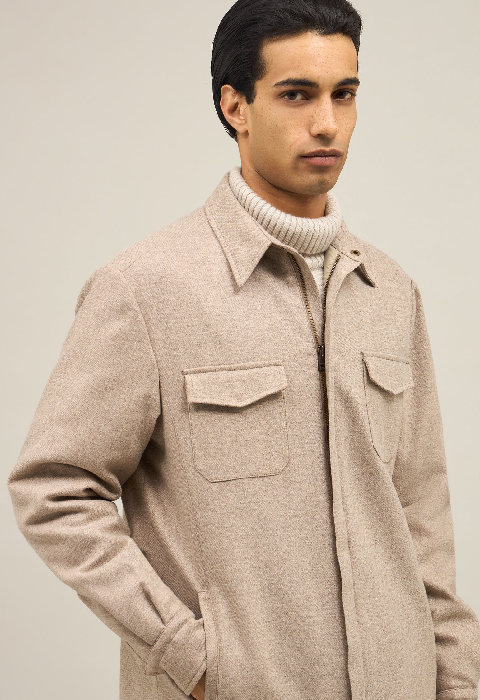 Overshirt imbottita in misto lana beige