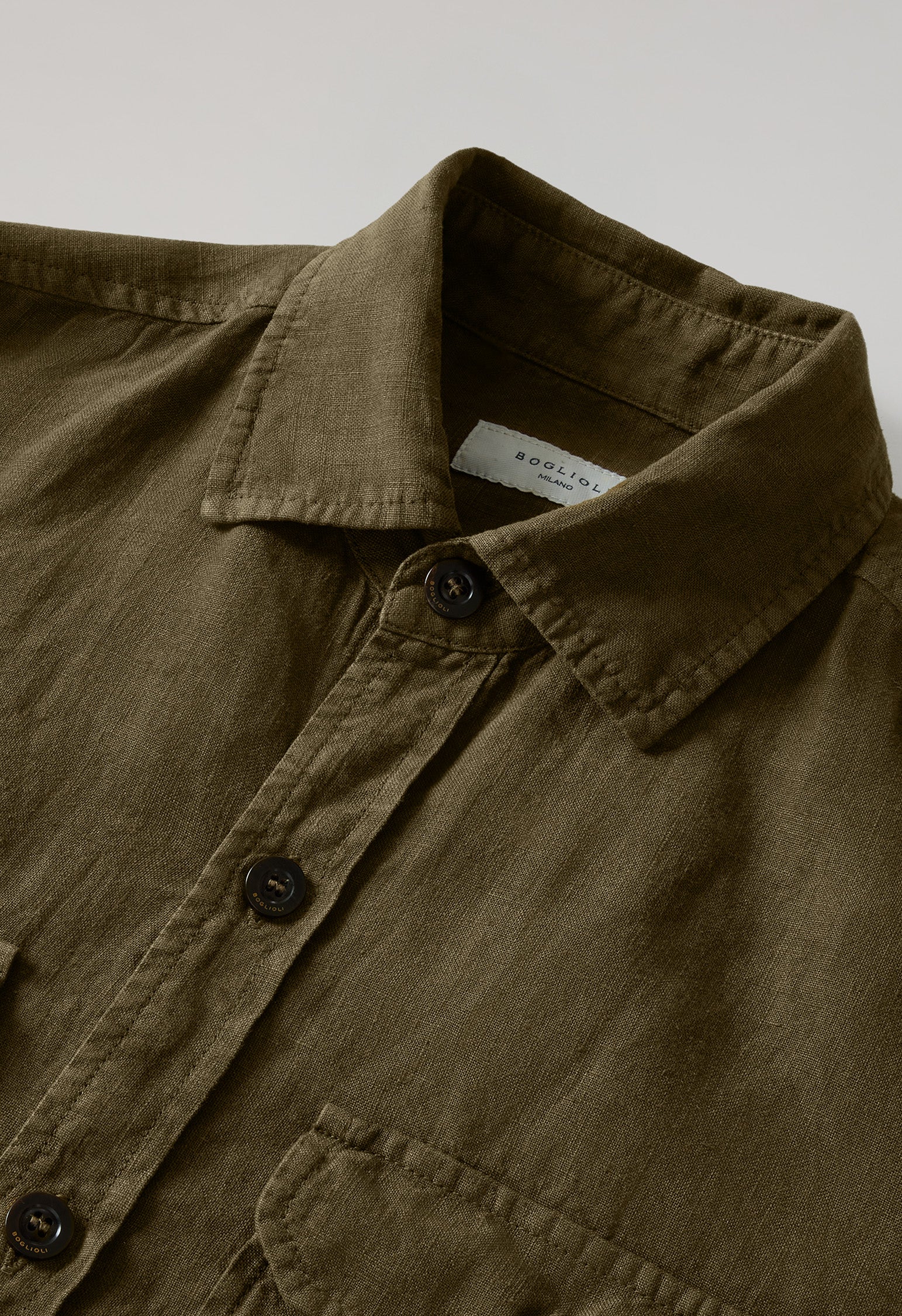 Overshirt in lino tinto in capo verde - Image 5