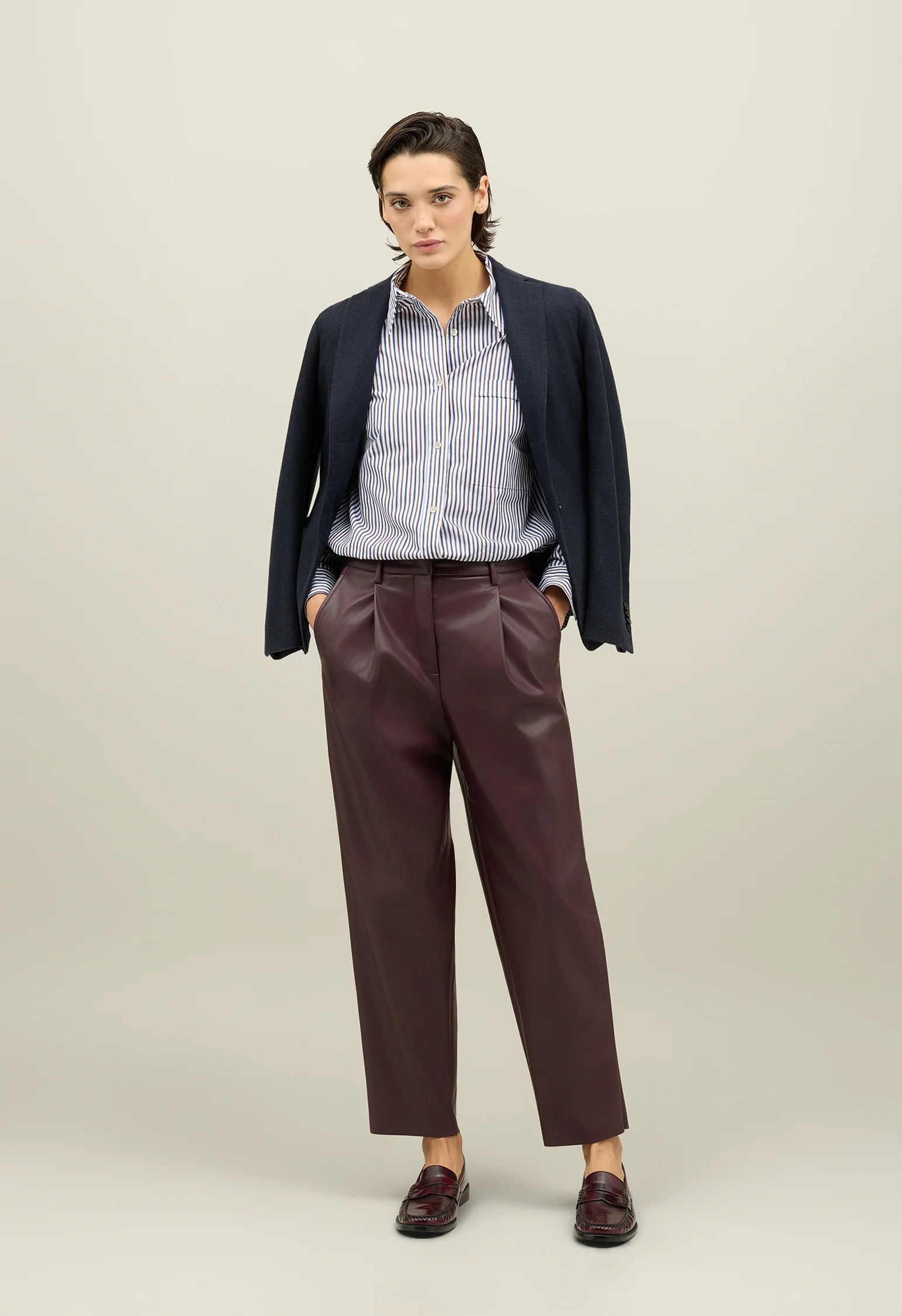 Pantalone cropped in pelle vegana bordeaux