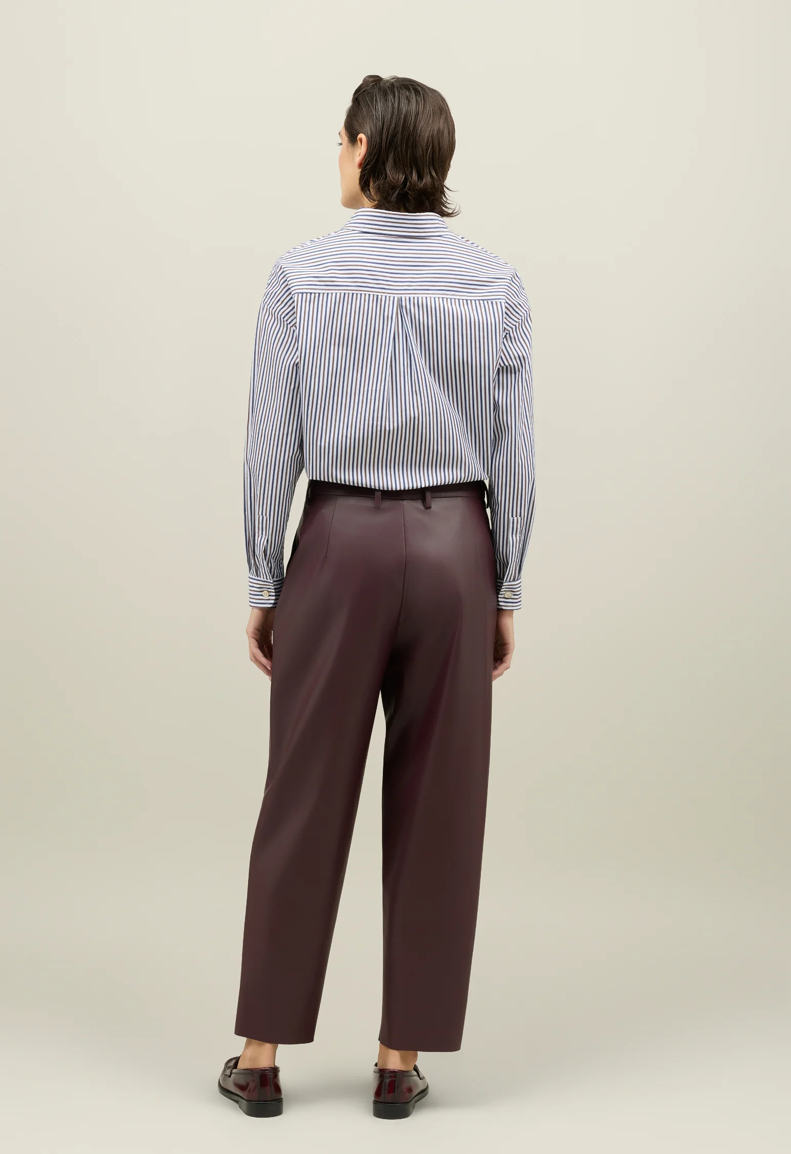 Pantalone cropped in pelle vegana bordeaux - Image 2