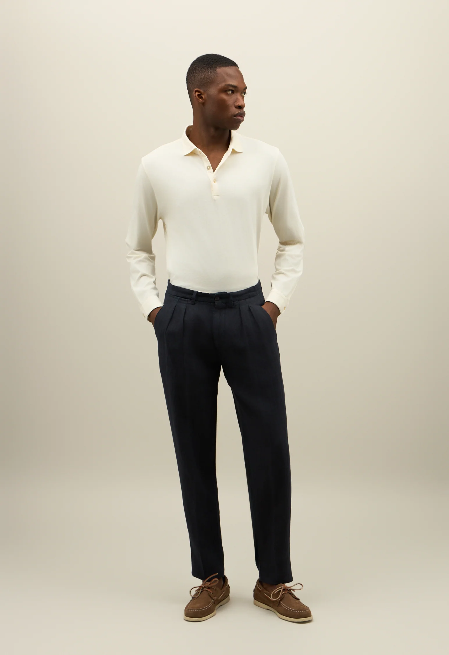 Pantalone in lino tinto in capo con due pinces blu