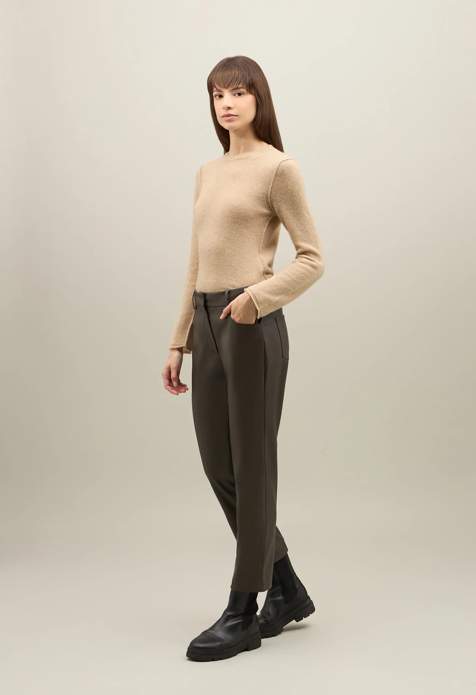 Pantalone in pelle vegana a 5 tasche verde