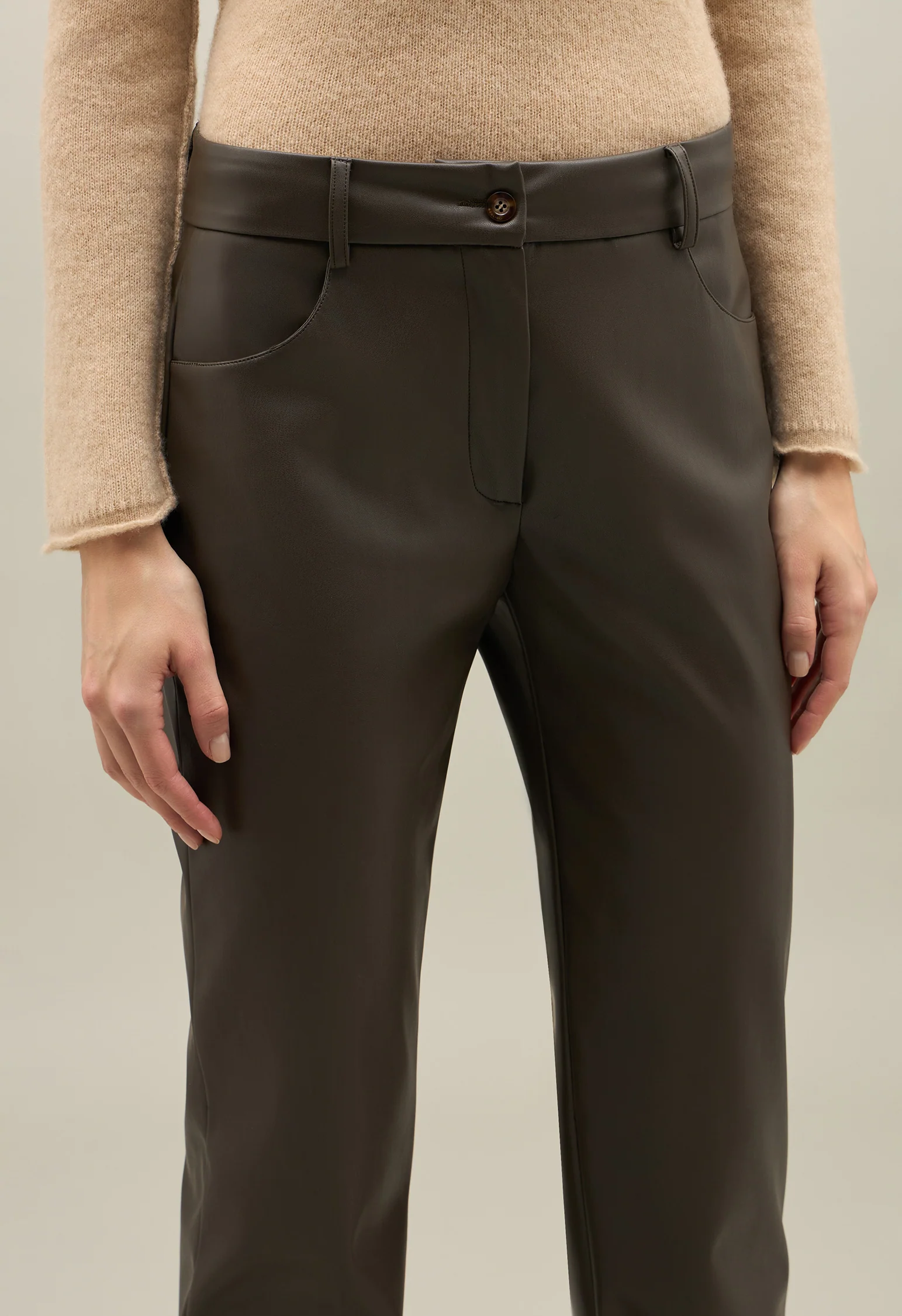 Pantalone in pelle vegana a 5 tasche verde - Image 3