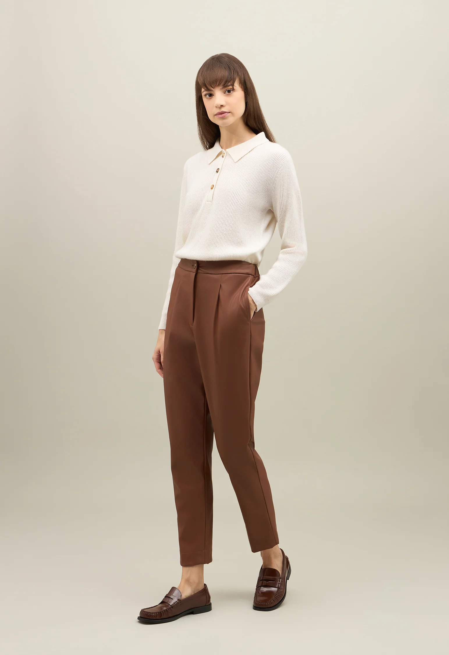 Pantalone in pelle vegana con pince marrone