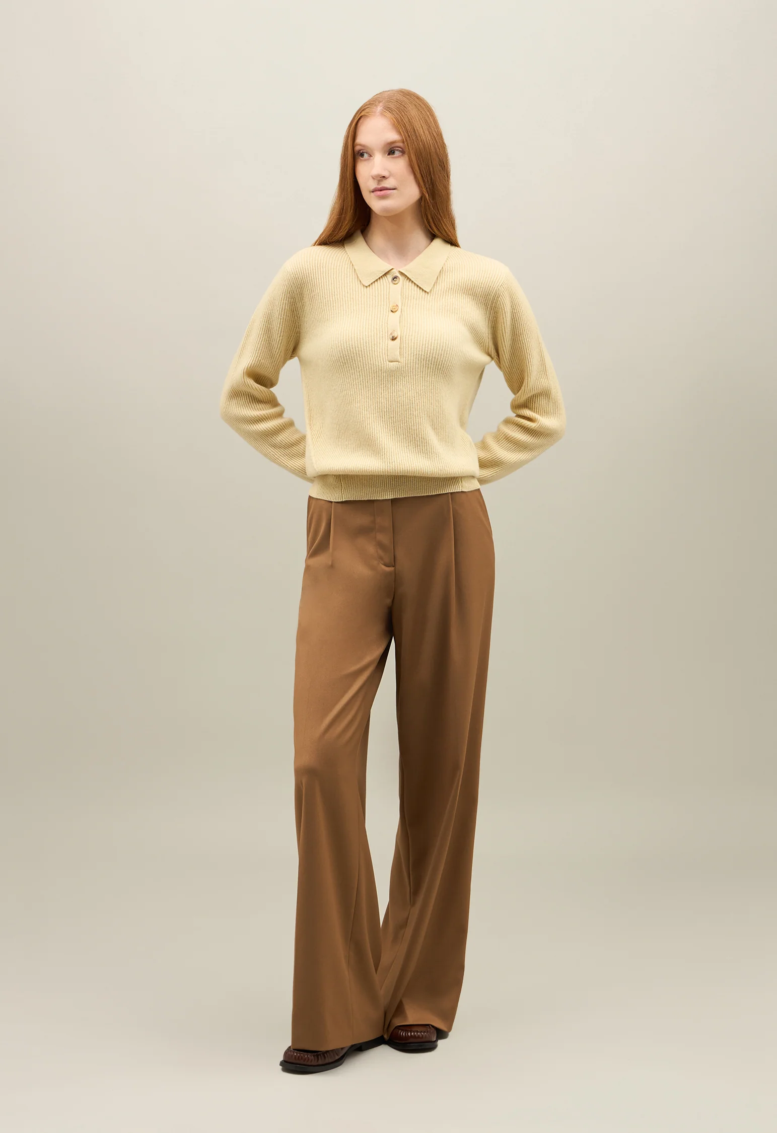 Polo in cashmere a costine giallo